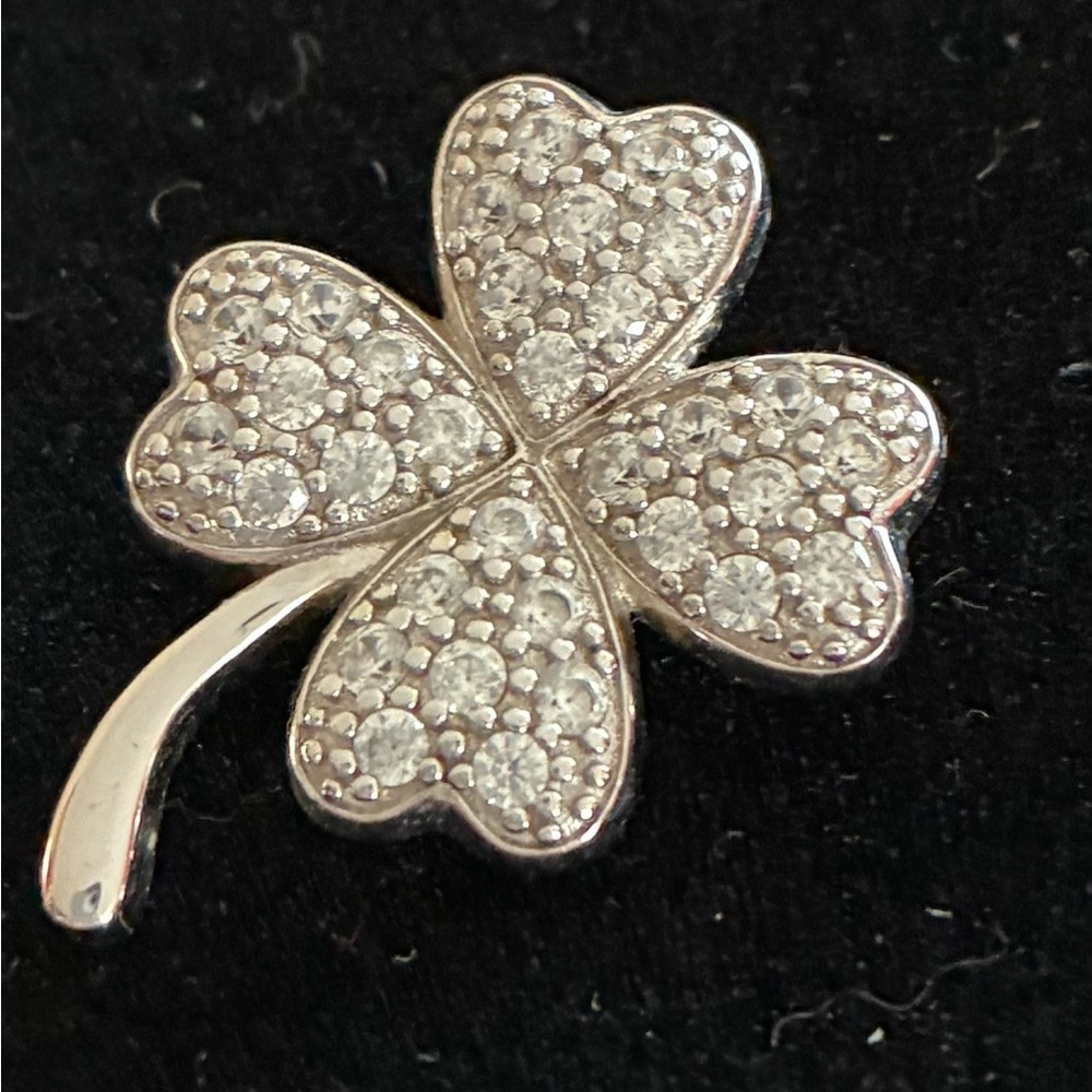 Sterling silver Clover pendant with Pavé Crystals - Women's Jewelry